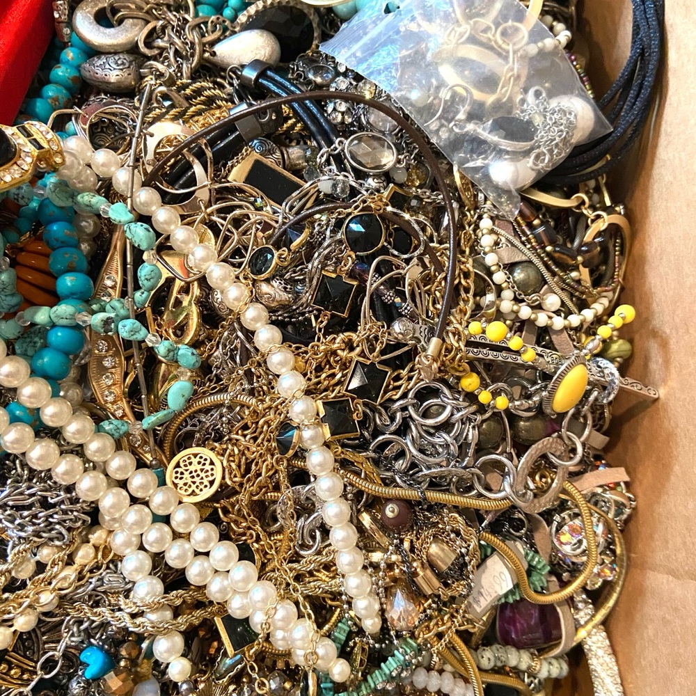 2 LBS Wearable Jewelry Lot Mystery Grab Bag Costume Vintage - Mod Pounds Bulk - Picture 9 of 9